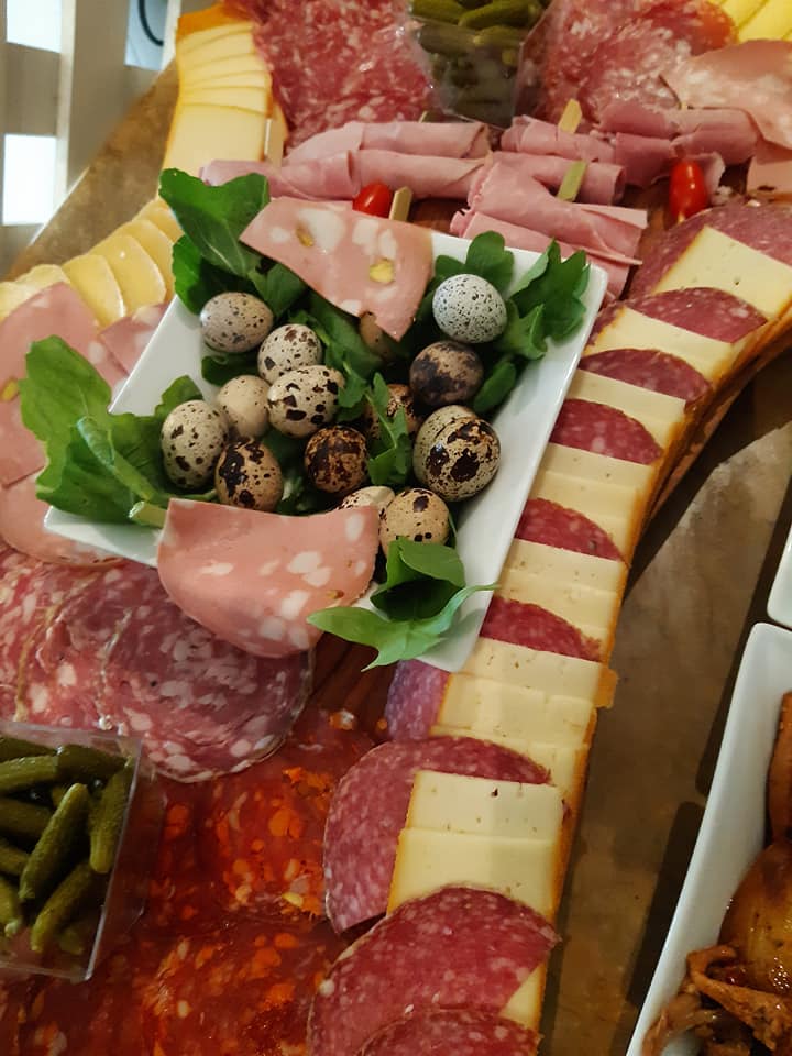 15 Idées Pour Présenter un Beau Plateau de Charcuterie (Et Impressionner  Vos Invités).